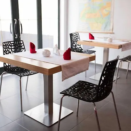 Liqeni فندق تيرانا